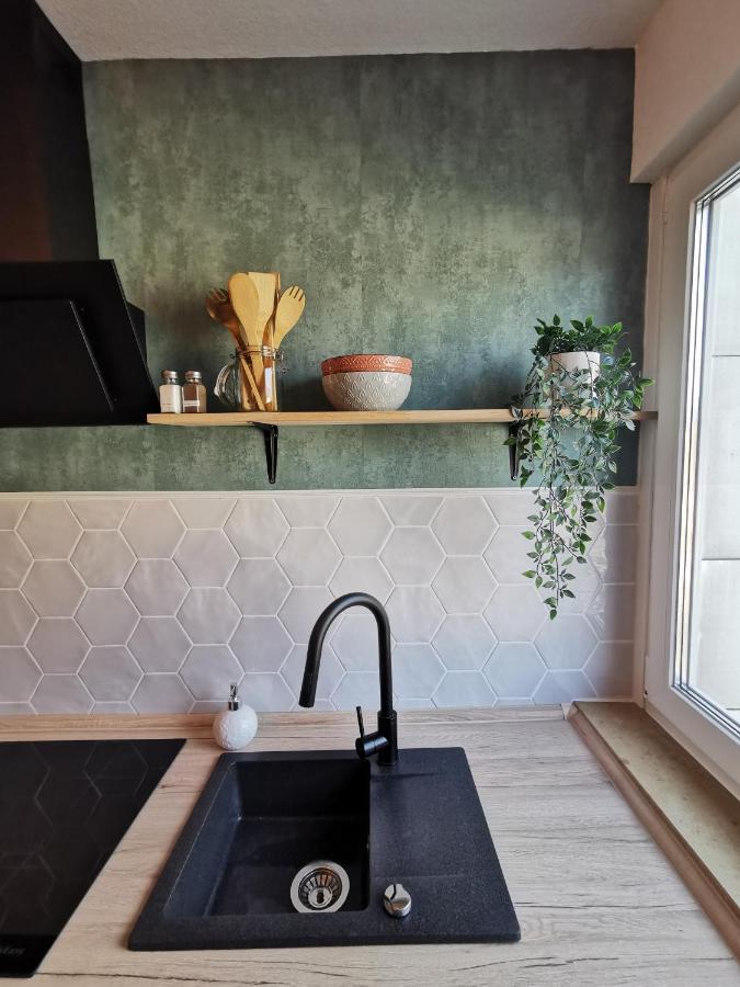 Up Wulkje21 Neu Renovierte Wohnung Mit Pkw Stellplatz Emden Exterior foto